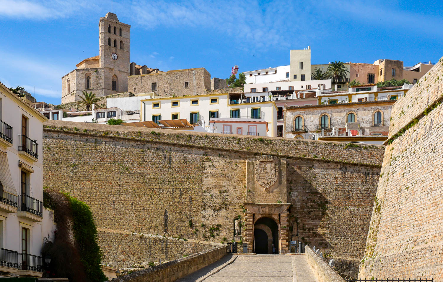 Portal de ses Taules forteresse vieille ville dalt vila eivissa ibiza espagne