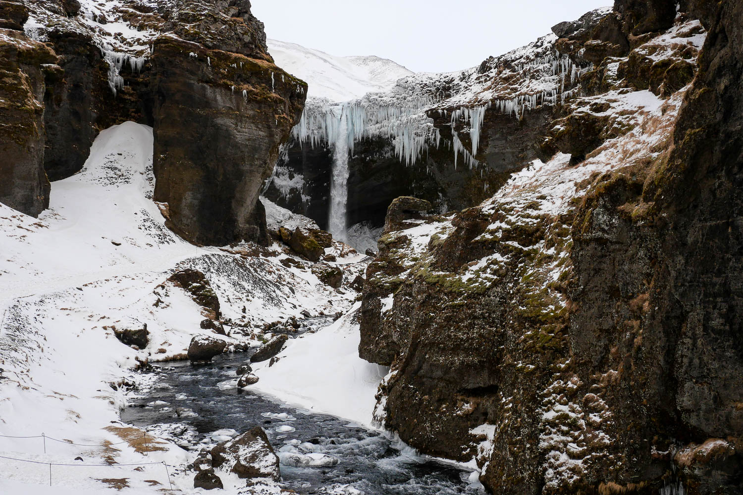 Cascade chute d'eau Kvernufoss hiver Islande
