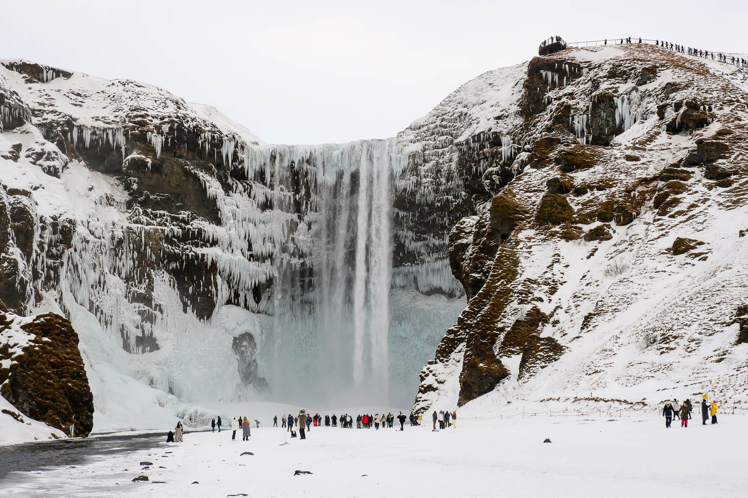 Cascade chute d'eau Skógafoss hiver Islande