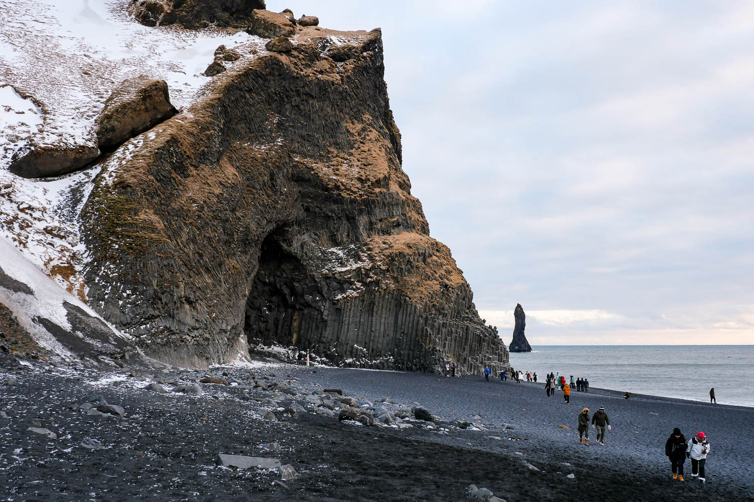 Colonnes basaltiques plage Reynisfjara en hiver Islande
