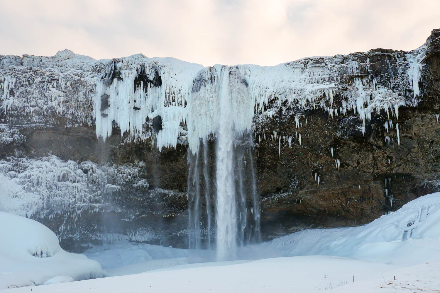 Cascade chute d'eau Seljalandsfoss en hiver Islande